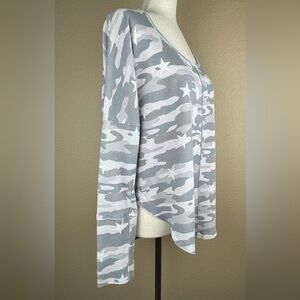 Lucky 🍀 Brand woman’s gray camouflage thermal knit top. Size Medium. EUC